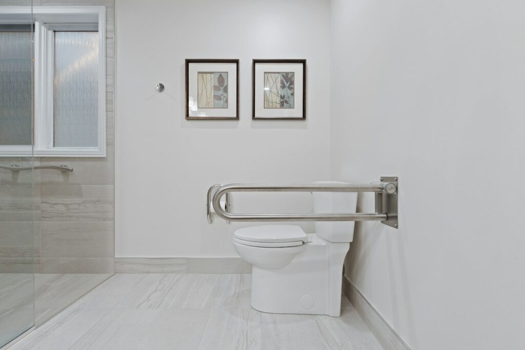 Best Tub Transfer Benches for Seniors: 6 Benches Compared 1 Accessible bathroom with a bathtub where a tub transfer bench can help seniors get in and out safely